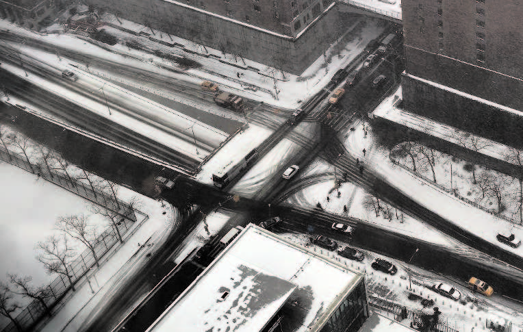 Streets deserted as huge snowstorm hits US northeast picture