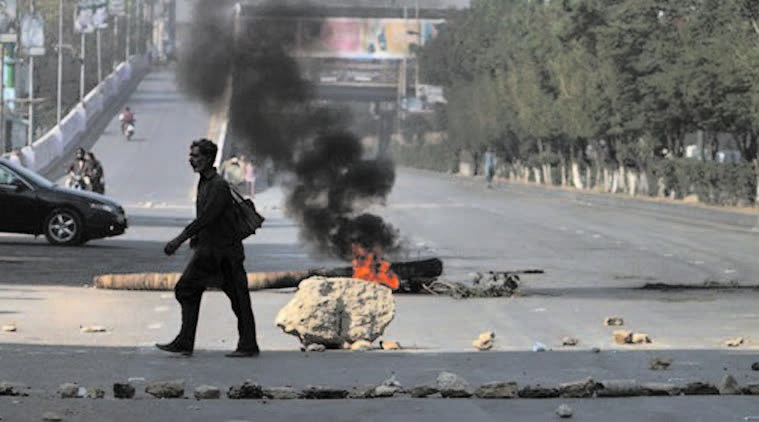 pakistan BLASTS KILL 6 POLICEMEN
