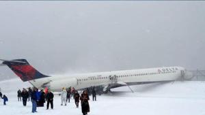 toi Delta jet skids off New York runway as winter storm hits US