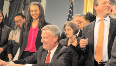 De Blasio Signs Law Banning Use of Credit Checks in Hiring