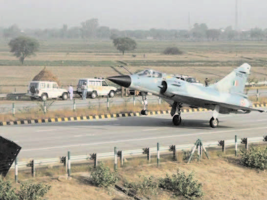 IAF JET LANDS SUCCESSFULLY ON YAMUNA EXPRESSWAY