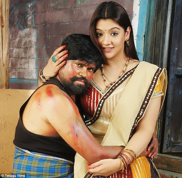 Bollywood actress Aarthi Agarwal, who was born and raised in New Jersey, died of cardiac arrest - Above, she co-stars in the new movie Ranam 2