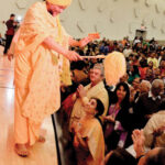 Brahmrishi Sri Guruvanand Swami blessed a large number of devotees at the NY event on October 4