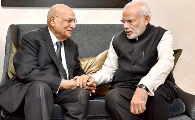 swaraj-paul-with-pm-modi-pti_650x400_51447499525