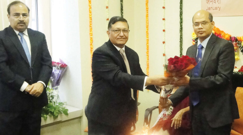 Bank of Baroda CEO Mr. Ashok Garg welcomes the chief guest Mr. Manoj Mohapatra, Deputy Consul General of India