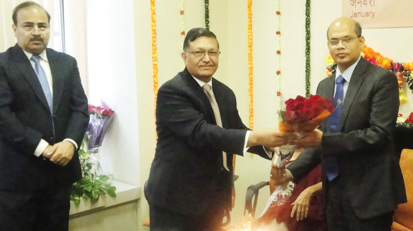 Bank of Baroda CEO Mr. Ashok Garg welcomes the chief guest Mr. Manoj Mohapatra, Deputy Consul General of India