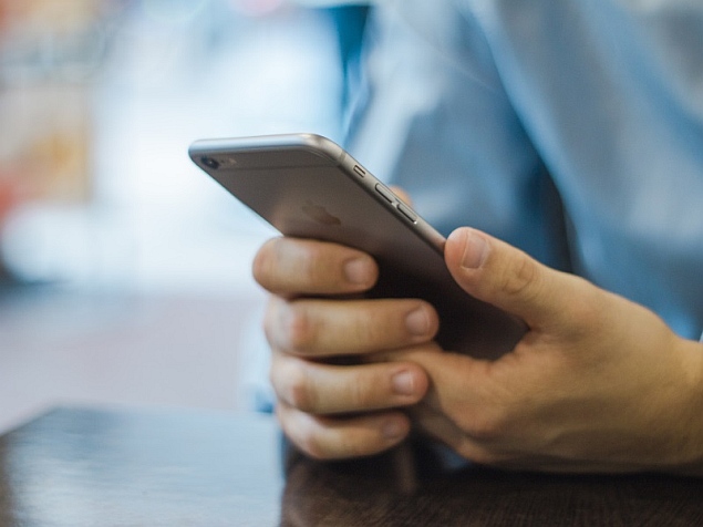 India hits one billion mobile phone subscribers