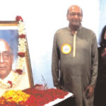 Jhunjhunwala paying respects to Ekal Founder Shri Madanlal Agreawala