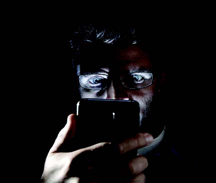 Gazing at your smartphone in dark may cause ‘blindness Img