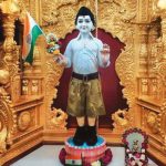 The idol of Lord Swaminarayan showers blessings in a RSS uniform at a temple in Gujarat.(Source: Twitter/Tv9 Gujarati (@tv9gujarati)