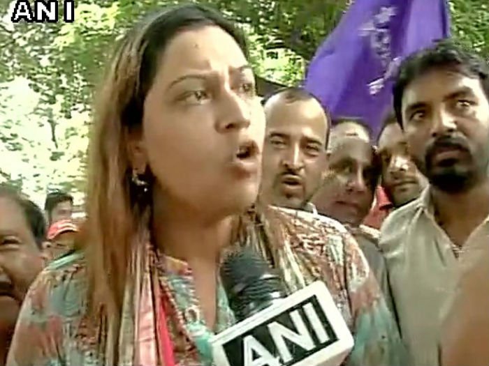 Following Dayashankar’s “prostitute” remark targeting Former Uttar Pradesh Chief Minister Mayawati, BSP Chandigarh Unit Chief Jannat Jahan has offered a reward of 50 lakh to anyone who gets her Dayashankar’s tongue.