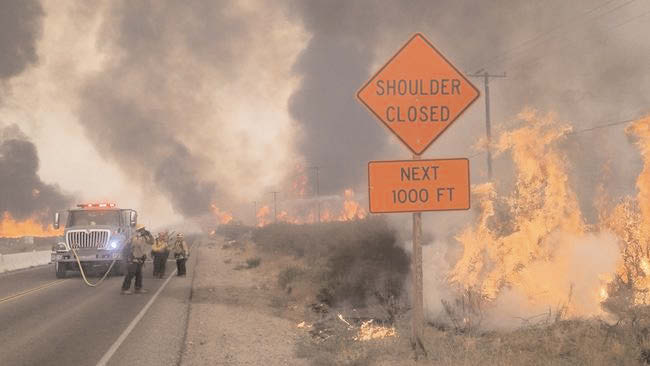 82,000 people flee Southern California wildfire