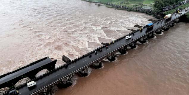 An old bridge connecting to the Mumbai-Goa highway collapsed and was washed away by the Savitri river.