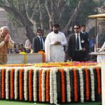indian-pm-narendra-modi-pays-tribute-to-mahatma-gandhi