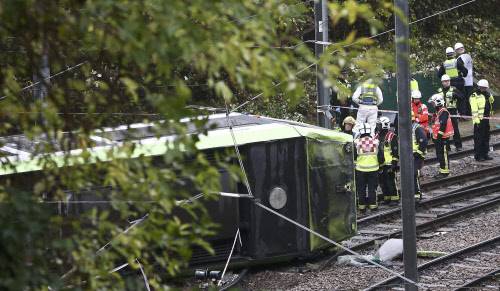 5-dead-after-tram-derails-in-london