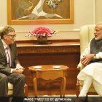 Microsoft founder Bill Gates (left) praised PM Narendra Modi's move to demonetize 500 and 1000 rupee notes