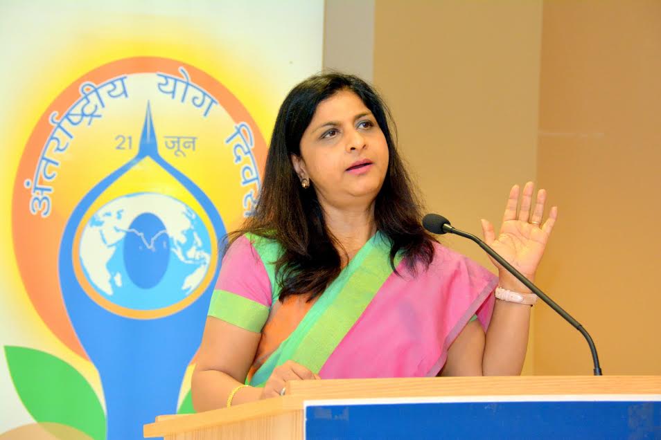 Chicago-Consul-General-announcing-3rd-Intl-Yoga-Day-at-May-17-event