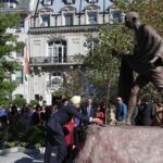 Ambassador-Navtej-Sarna-paying-floral-tributes
