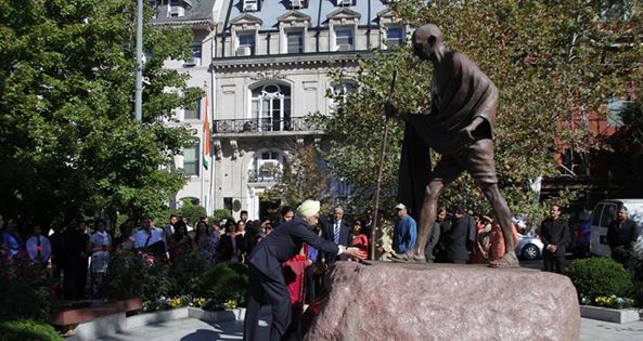 Ambassador-Navtej-Sarna-paying-floral-tributes
