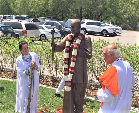 Dr Doobay and Ranjana Ghosededicate Statue of Sri Chinmoy