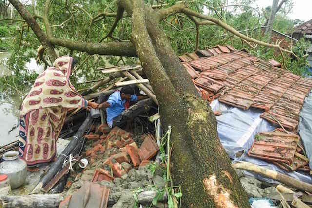 INDIA-BANGLADESH-WEATHER-CYCLONE