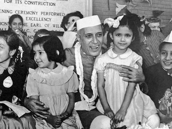 N 2 Nehruu with chidren
