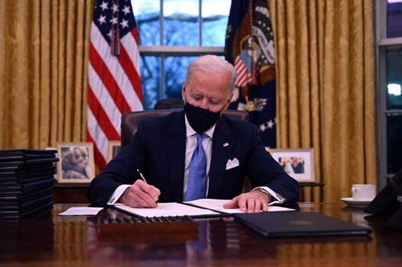 president Biden in Oval Office
