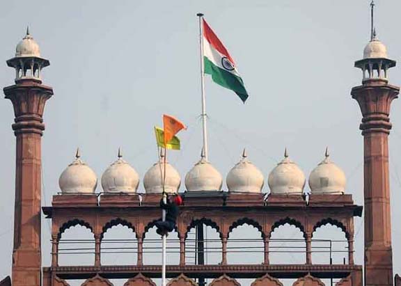 PIC 1 Nishan-Sahib-Kisan-Flag-at-Red-Fort