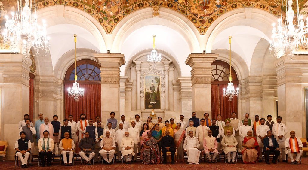 The new inductees in the council of ministers with President Kovid and PM Modi