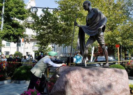 Ambassador Sandhu pays respects