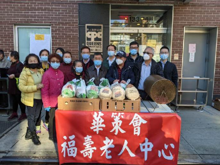 Peter Koo donates turkeys pic