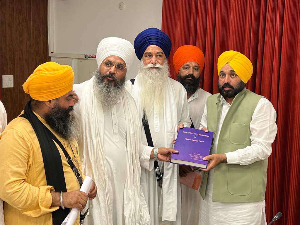 B 1 CM Bhagwant Mann hands over the SIT report to the Sikh leaders in Chandigarh on Saturday July 2