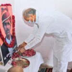 T 1 Gehlot paying floral tirbues to slain Kanhaiyalal