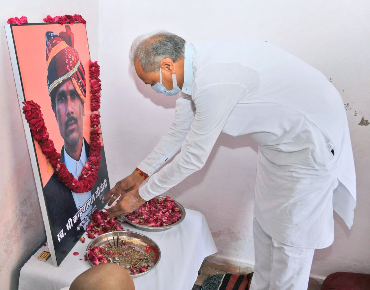 T 1 Gehlot paying floral tirbues to slain Kanhaiyalal