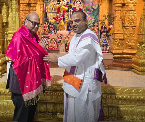 Naveena Neerada Dasa, Executive Director, Strategy and International Relations, Akshaya Patra and World Food Movement, honoring Prem Bhandari.